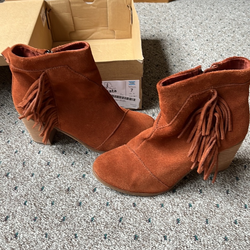 EUC TOMS suede size 7 short boots.